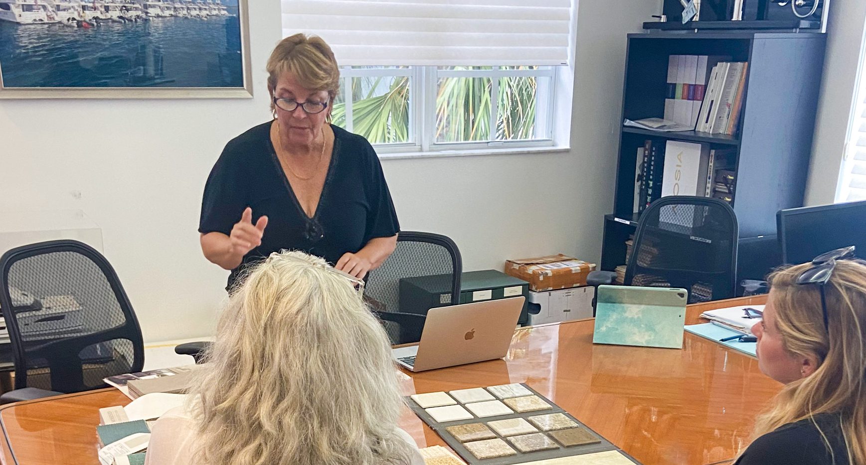 A lady teaching something to students