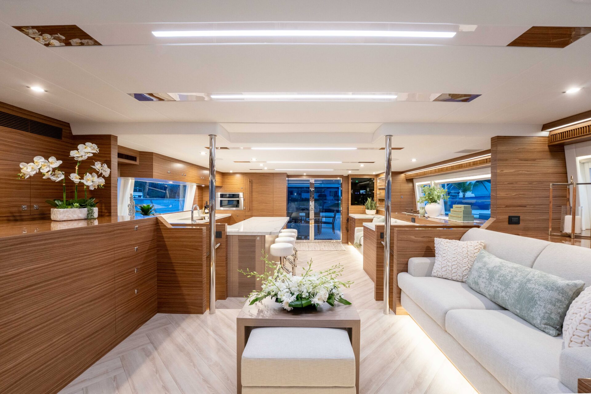 main salon facing aft pc60-636